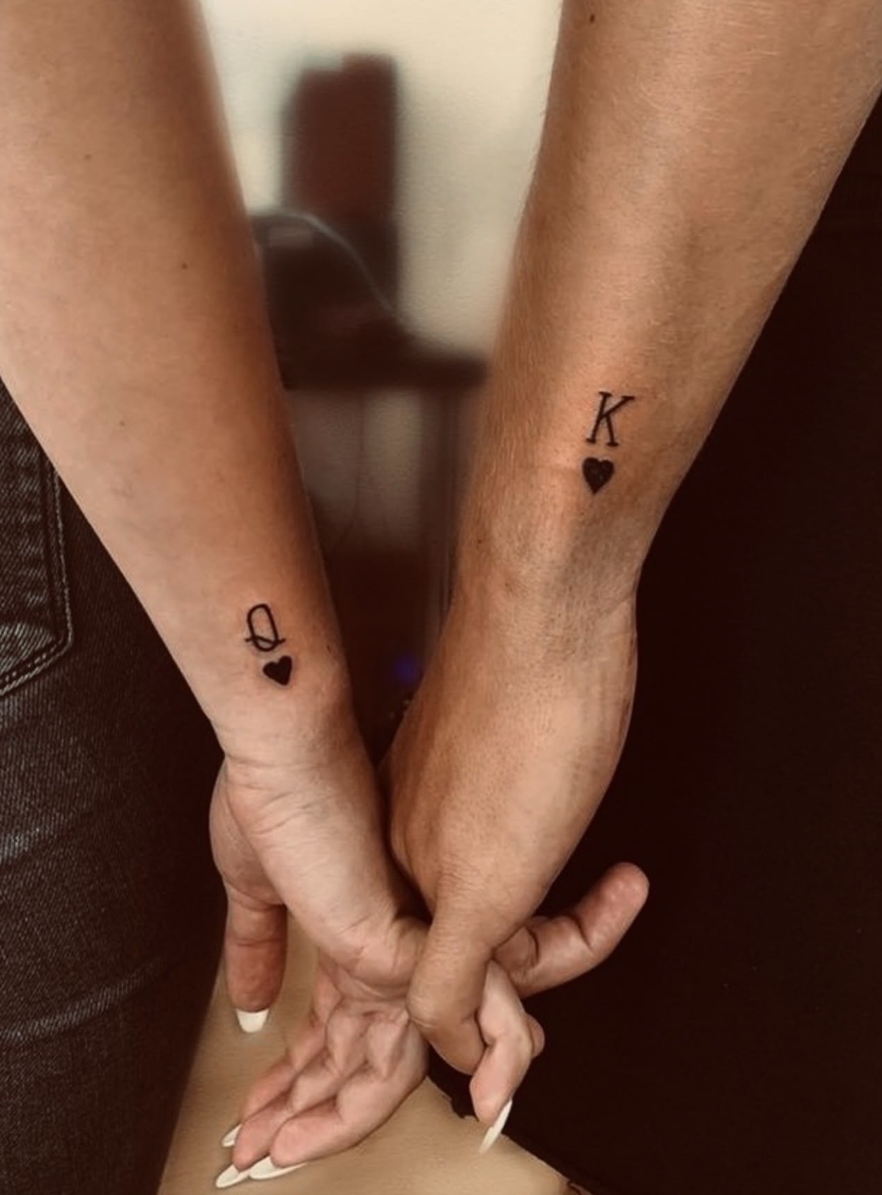 Partner-Tattoos Dame und König am Handgelenk
